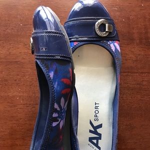 Anne Klein Sport blue floral flats SZ 9
